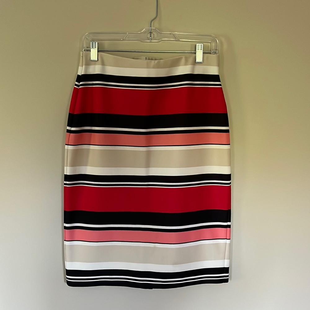 Pull on, no zip Roz & Ali pencil skirt great for work or a night out